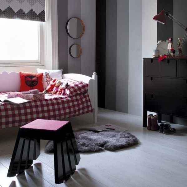 Detská izba vzor tmavých farieb sivočiernych pruhov