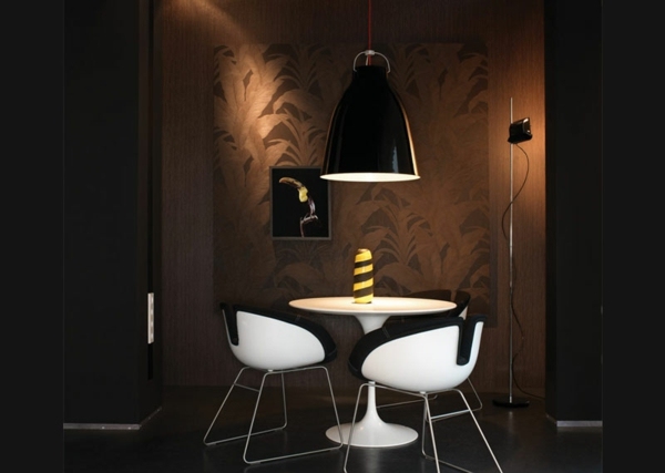 jedáleň z tmavohnedej kovovej tapety tmavo-hnedá-kov-tapeta-jedáleň