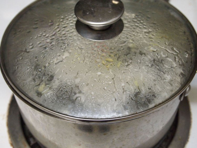 Varenie tapiokových perál v hrnci s pokrievkou Tapiokové perly uvaríme - pokrievku necháme odležať