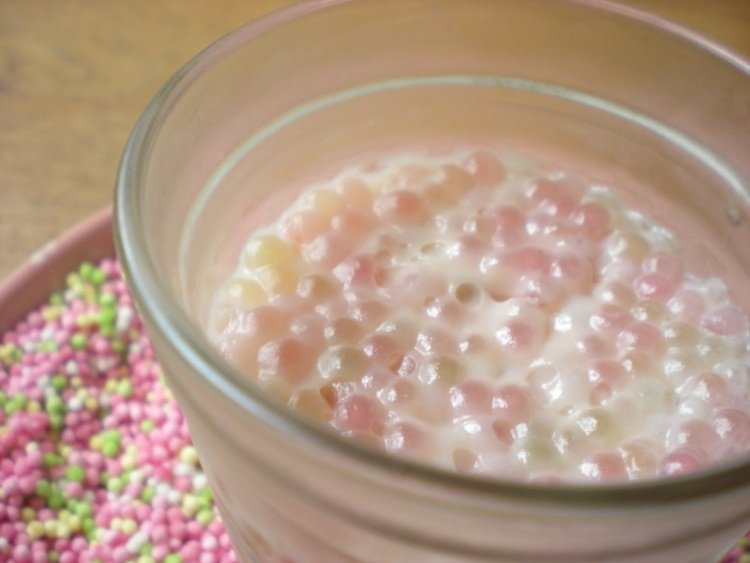 farebné tapiokové perly v mandľovom mlieku farebný-tapioka-perly-mandľovo-mliečny nálev