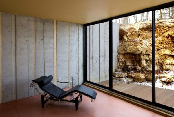 Obývacia izba v drevenom dome - akcent na kreslo Návrh interiéru v obývacej izbe - čierne kreslo