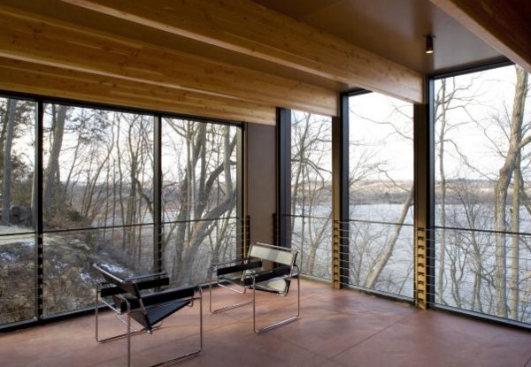 Drevená sklenená fasáda domu - moderná architektúra myšlienka moderného dizajnu - dôraz na čierne stoličky