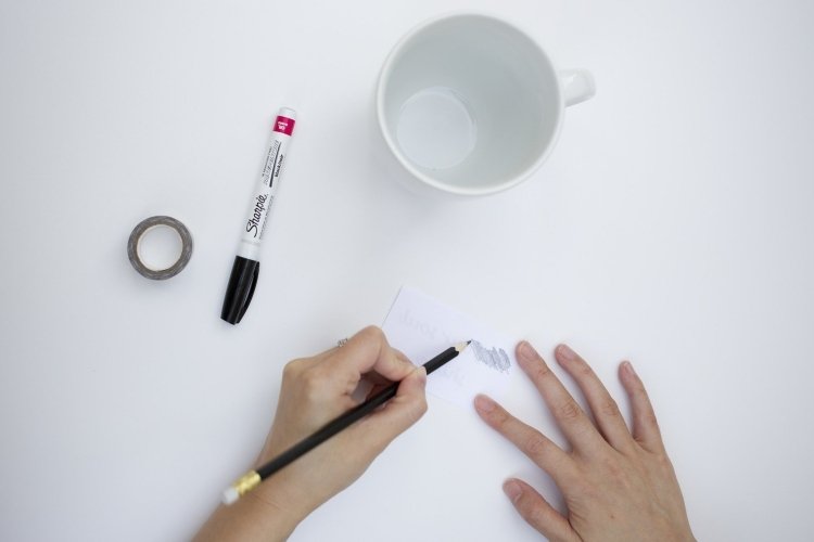 Preškrtnite zadnú stranu motívu alebo použite grafitový kopírovací papier Šálky na farby-fixky na ceruzku-porcelán-príprava-kópia-papier-biele materiály
