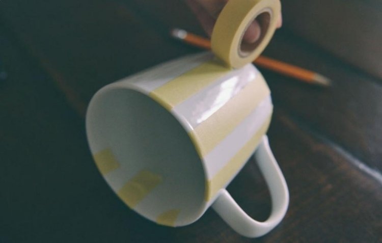 Pomocou pásky určte rovné obrysy a čiary Pripravte si šálky-maľovanie-diy-biele-porcelánové-lepiace-pásky-pásy