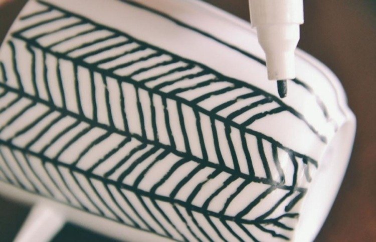 poháre namaľujte, ako chcete Hrnčeky-farba-diy-čierne-pero-porcelán-biele-pruhy-vyrobte si sami