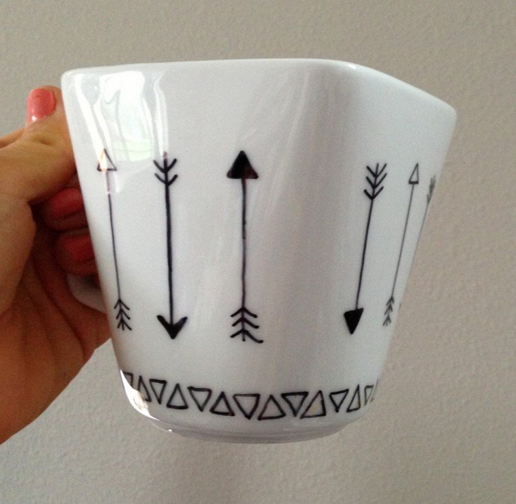 Nakreslite šípky a trojuholníky čiernym porcelánom hrnčeky-maľba-čierny-porcelán-maliar-šípky-trojuholníky