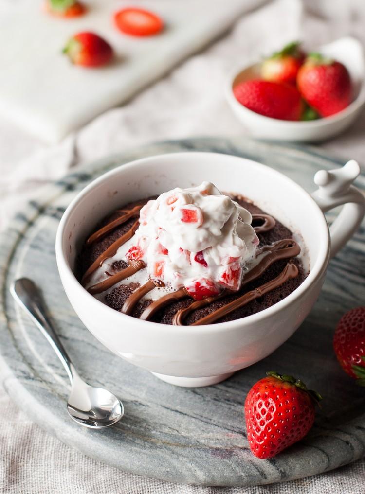 Šálka ​​koláča z mikrovlnky šálka koláč-čokoláda-bez-vajíčka-jahoda-poleva