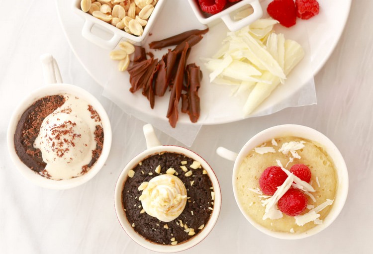 Šálka ​​koláč-mikrovlnka-čokoláda-vanilka-maliny-smotana-oriešky