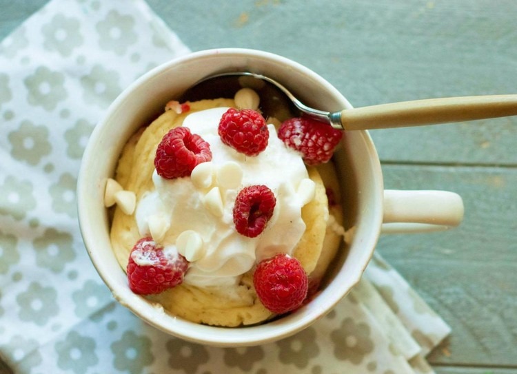 Košíček-mikrovlnka-biela-čokoláda-malina-vanilka-koláč