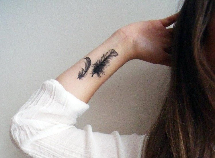 tetovanie-zápästie-vnútri-dvoch-pierok-žena