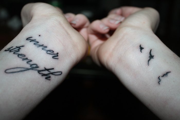 tetovanie-zápästia-vnútri-písania-lietajúcich vtákov