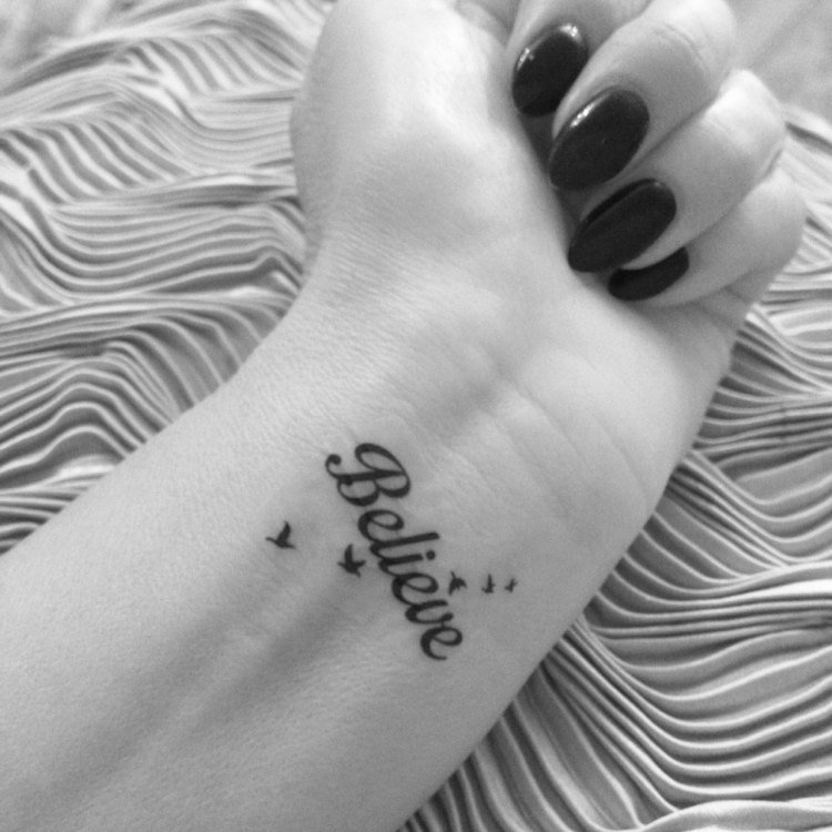 tetovanie-zápästia-vnútri-písania-verí-vtákov