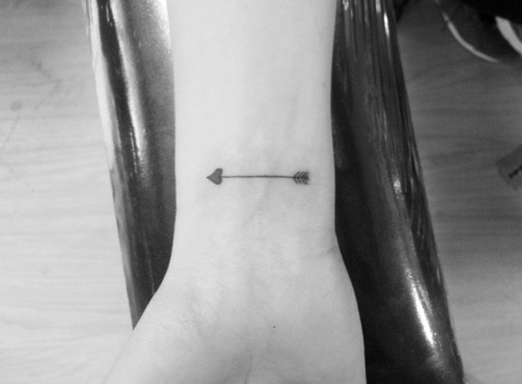 tetovanie-zápästie-vo vnútri-motív-šípka-srdce