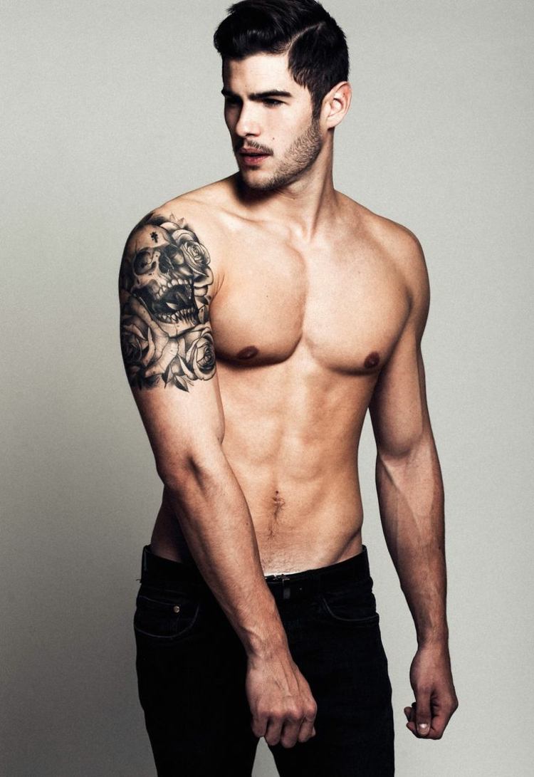 tetovanie-na nadlaktie-muži-dizajn-lebka-rameno