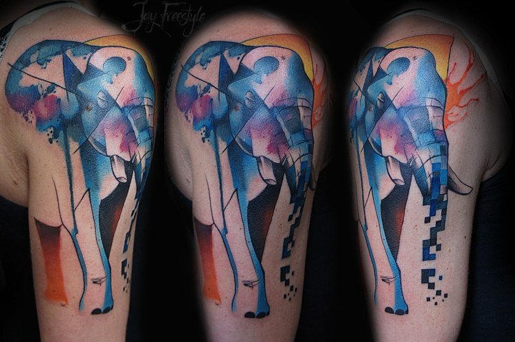 Tetovanie s tetovaním s prírodnými motívmi na nadlaktí Tetovanie-nápady na ramená-obrázky-slon-príklady