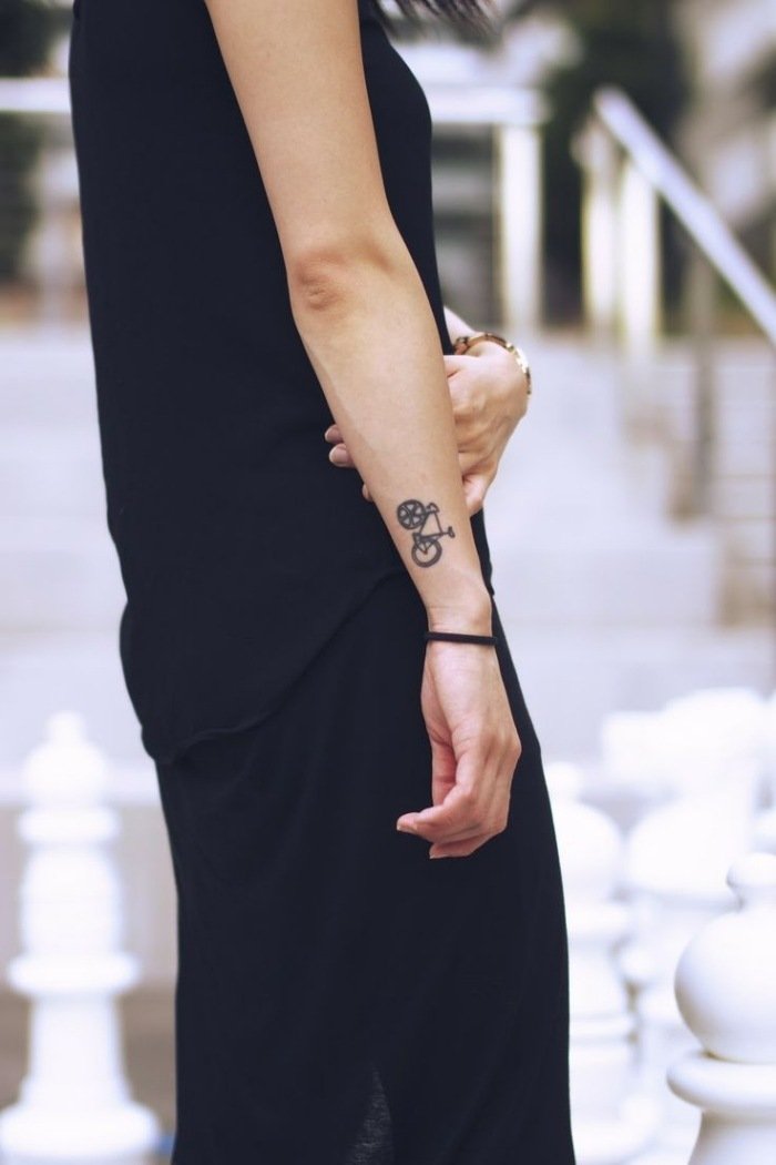 potetovaná žena-nápady na bicykli-časti tela-nie-bolestivé