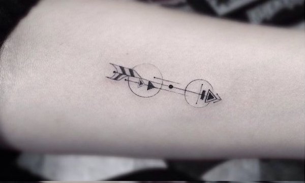 Tetovanie na predlaktí-vnútorná štylizovaná šípka