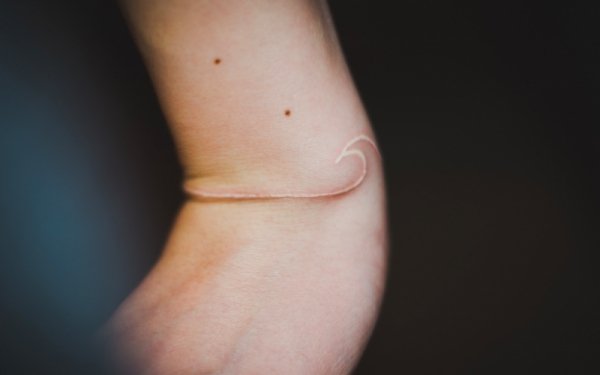 idea-predlaktie-tetovanie-obrázky-biela-atramentová vlna