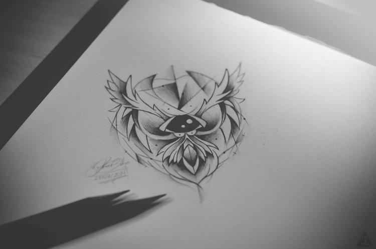 Tetovanie-obrázky-nápady-čierna-stehenná-sova-muži