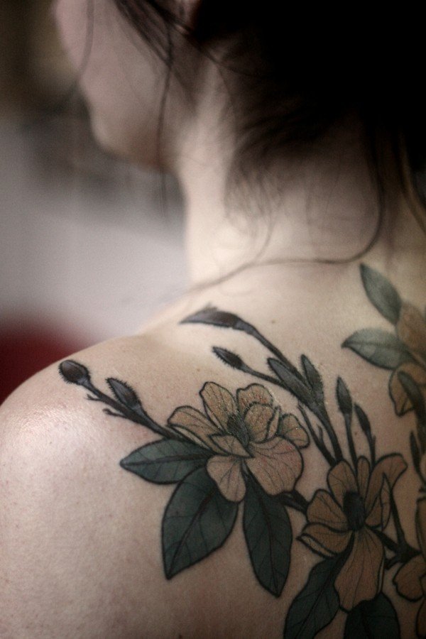 Tetovanie-nápady-ruže-motívy-rameno-paže