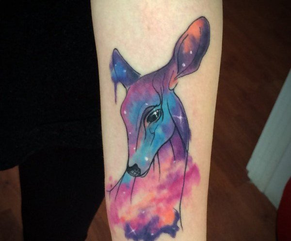 Tetovanie-nápady-predlaktie-ženy-farebné-jelene