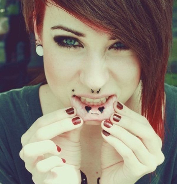 Tetovanie-nápady-srdcia-spodný ret-vnútri