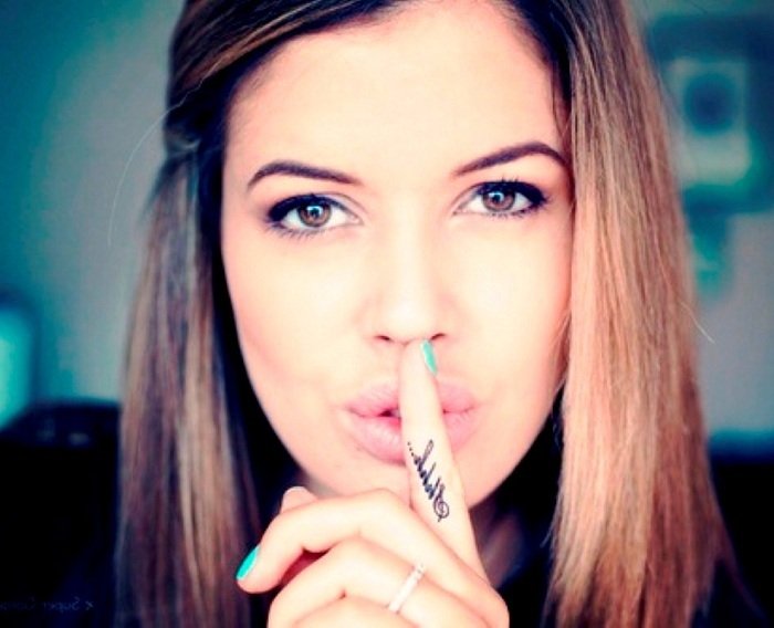 Tetovanie-nápady-motívy-malé-písma-prsty