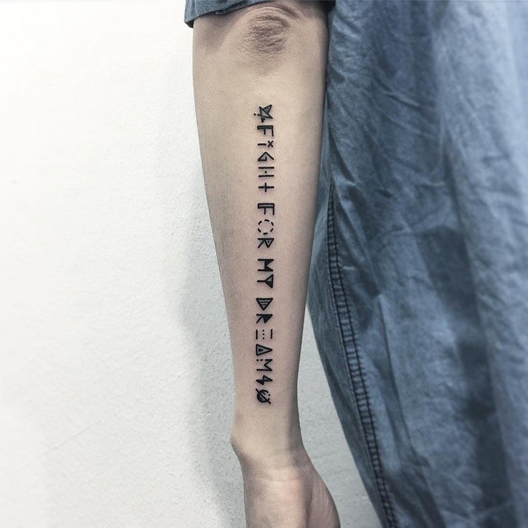 tetovanie písma symboly písma blackwork