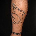 cápa tetoválás a 2 lábán