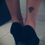 gyémánt tetoválás az 5 lábán