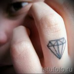 gyémánt tetoválás az ujján 1 fotó