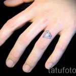 gyémánt tetoválás az ujján 3 képek