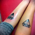 gyémánt tetoválás a kezén 2 kép