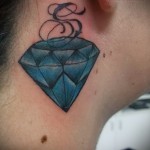 gyémánt tetoválás a nyakán