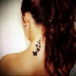 Pillangó tetoválás a nyakán