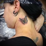 pillangó tetoválás a nyakán