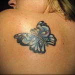 pillangó tetoválás a hátán