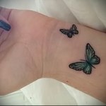 pillangó tetoválás a csuklón