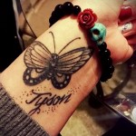 pillangó tetoválás a csuklón