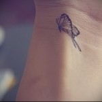 pillangó tetoválás a csuklón