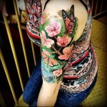 pillangó váll tetoválás