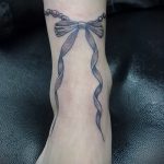 beugt Tätowierung auf seine Füße hinter dem Foto - Foto Beispiel des fertigen Tätowierung 02052016 4