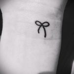 Bogen Tattoo auf ihrem Handgelenk - Foto Beispiel des fertigen Tätowierung 02052016 2