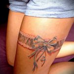 Tattoo -Strumpfband mit einem Bogen auf seinem Bein - Beispielfoto des fertigen Tätowierung 02052016 1
