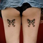 tetováló íjak a lábakon a hátsó fényképen - fotó példa a kész tetoválásra 02052016 6