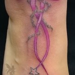 tatuaż gwiazda i kokarda na nodze