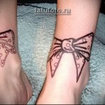 tatuaż 2 czarnych kokardek na nogach dziewczynki