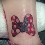 tatuaż z kokardą w kropki