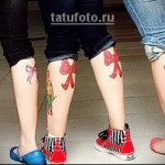 3 opcje tatuażu z kokardą na nogach