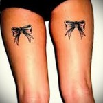 tatuaże na nogach z tyłu (prawie pod tyłkiem)